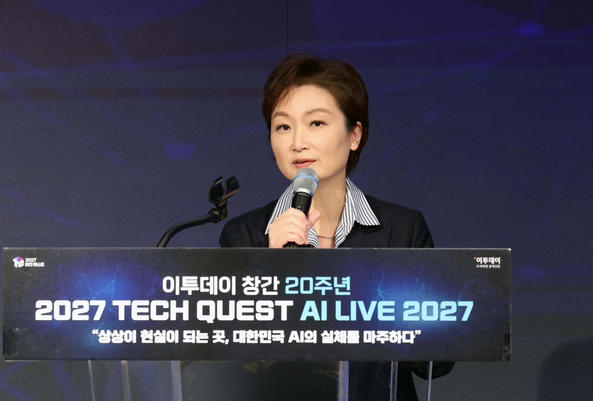 ▲이언주 국회 산업통상자원중소벤처기업위원회 의원이 22일 서울 여의도 중소기업중앙회에서 열린 ‘2027 테크 퀘스트(TECH QUEST)-AI LIVE 2027’에서 축사를 하고 있다. 이투데이가 창간 20주년을 맞아 ‘상상이 현실이 되는 곳, 대한민국 AI의 실체를 마주하다’를 주제로 가진 이번 테크 퀘스트는 AI 반도체와 산업 AI전환(AX), 피지컬 AI, AI 투자 및 정부 정책까지 대한민국 AI 산업의 현주소를 진단하고 성장 전략을 제시하는 자리다. 신태현 기자 holjjak@
