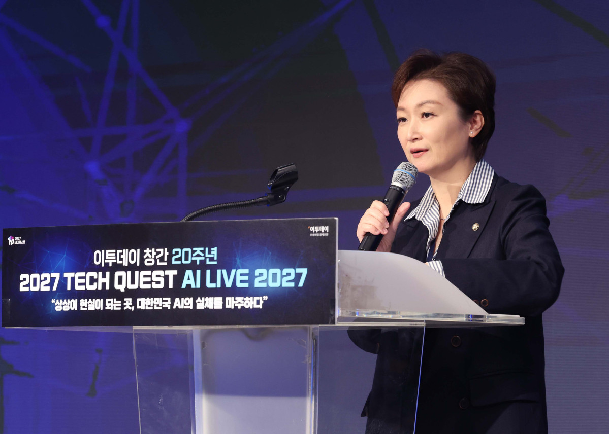 ▲이언주 국회 산업통상자원중소벤처기업위원회 의원이 22일 서울 여의도 중소기업중앙회에서 열린 ‘2027 테크 퀘스트(TECH QUEST)-AI LIVE 2027’에서 축사를 하고 있다. 이투데이가 창간 20주년을 맞아 ‘상상이 현실이 되는 곳, 대한민국 AI의 실체를 마주하다’를 주제로 가진 이번 테크 퀘스트는 AI 반도체와 산업 AI전환(AX), 피지컬 AI, AI 투자 및 정부 정책까지 대한민국 AI 산업의 현주소를 진단하고 성장 전략을 제시하는 자리다. 신태현 기자 holjjak@