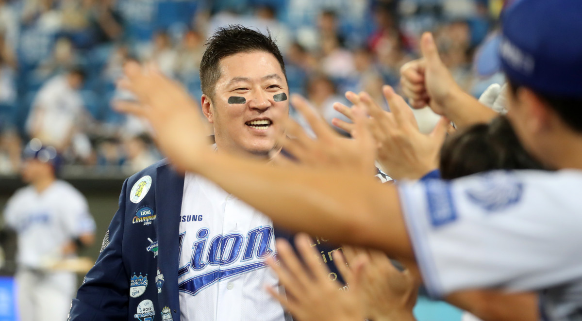 ▲8월 18일 대구 삼성라이온즈파크에서 열린 2026 신한 SOL뱅크 KBO리그 SSG 랜더스와 삼성 라이온즈의 경기. 8회말 2사 상황에서 타석에 선 삼성 최형우가 역전 솔로홈런을 친 뒤 동료들의 축하를 받고 있다. (연합뉴스)