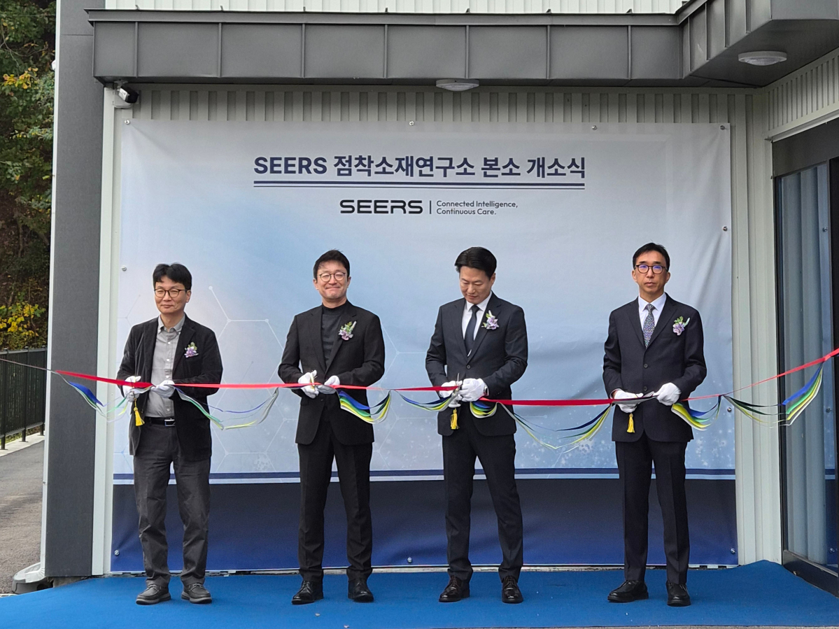 ▲▲(왼쪽부터) 송희석 CTO, 이영신 대표, 채정훈 점착소재연구소장, 김경철 디지털헬스케어연구소장(출처=회사 제공)