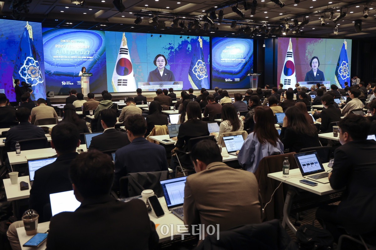 ▲22일 서울 여의도 중소기업중앙회에서 열린 ‘2027 테크 퀘스트(TECH QUEST)-AI LIVE 2027’에서 한성숙 국무총리가 영상을 통해 축사를 하고 있다. 이투데이가 창간 20주년을 맞아 ‘상상이 현실이 되는 곳, 대한민국 AI의 실체를 마주하다’를 주제로 가진 이번 테크 퀘스트는 AI 반도체와 산업 AI전환(AX), 피지컬 AI, AI 투자 및 정부 정책까지 대한민국 AI 산업의 현주소를 진단하고 성장 전략을 제시하는 자리다. 고성준 기자 joonko1@