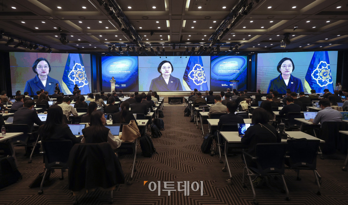 ▲22일 서울 여의도 중소기업중앙회에서 열린 ‘2027 테크 퀘스트(TECH QUEST)-AI LIVE 2027’에서 한성숙 국무총리가 영상을 통해 축사를 하고 있다. 이투데이가 창간 20주년을 맞아 ‘상상이 현실이 되는 곳, 대한민국 AI의 실체를 마주하다’를 주제로 가진 이번 테크 퀘스트는 AI 반도체와 산업 AI전환(AX), 피지컬 AI, AI 투자 및 정부 정책까지 대한민국 AI 산업의 현주소를 진단하고 성장 전략을 제시하는 자리다. 고성준 기자 joonko1@