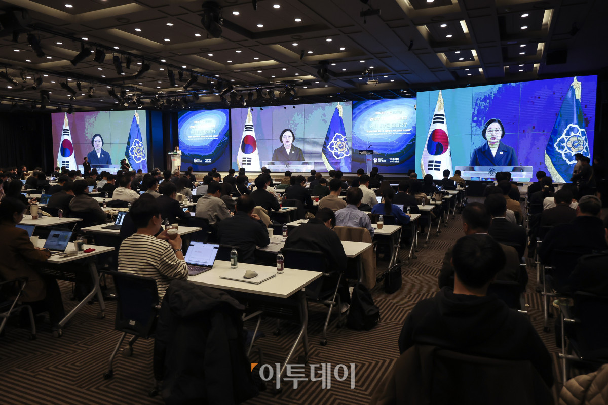 ▲22일 서울 여의도 중소기업중앙회에서 열린 ‘2027 테크 퀘스트(TECH QUEST)-AI LIVE 2027’에서 한성숙 국무총리가 영상을 통해 축사를 하고 있다. 이투데이가 창간 20주년을 맞아 ‘상상이 현실이 되는 곳, 대한민국 AI의 실체를 마주하다’를 주제로 가진 이번 테크 퀘스트는 AI 반도체와 산업 AI전환(AX), 피지컬 AI, AI 투자 및 정부 정책까지 대한민국 AI 산업의 현주소를 진단하고 성장 전략을 제시하는 자리다. 고성준 기자 joonko1@