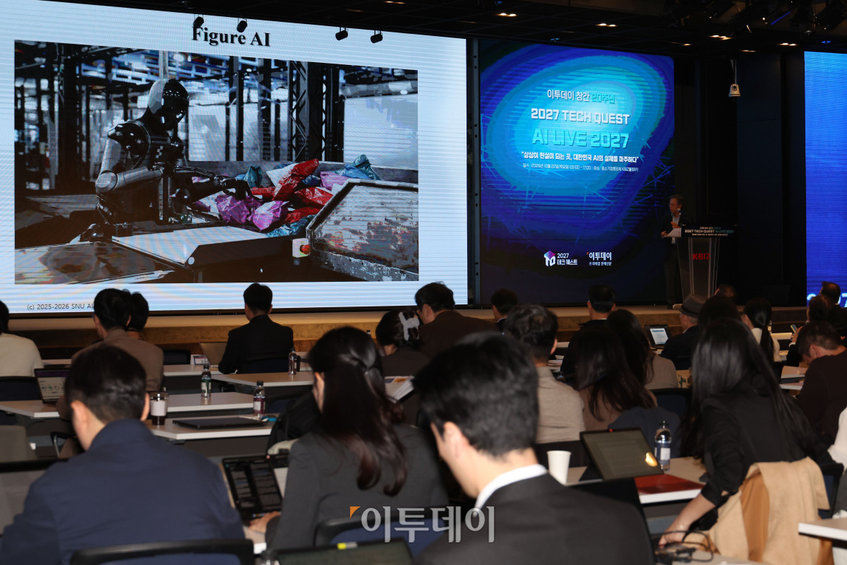 ▲장병탁 서울대 컴퓨터공학부 교수(투모로로보틱스 대표)가 22일 서울 여의도 중소기업중앙회에서 열린 ‘2027 테크 퀘스트(TECH QUEST)-AI LIVE 2027’에서 ‘피지컬 AI 혁명: 가상에서 현실로’를 주제로 기조연설을 하고 있다. 고이란 기자 photoeran@