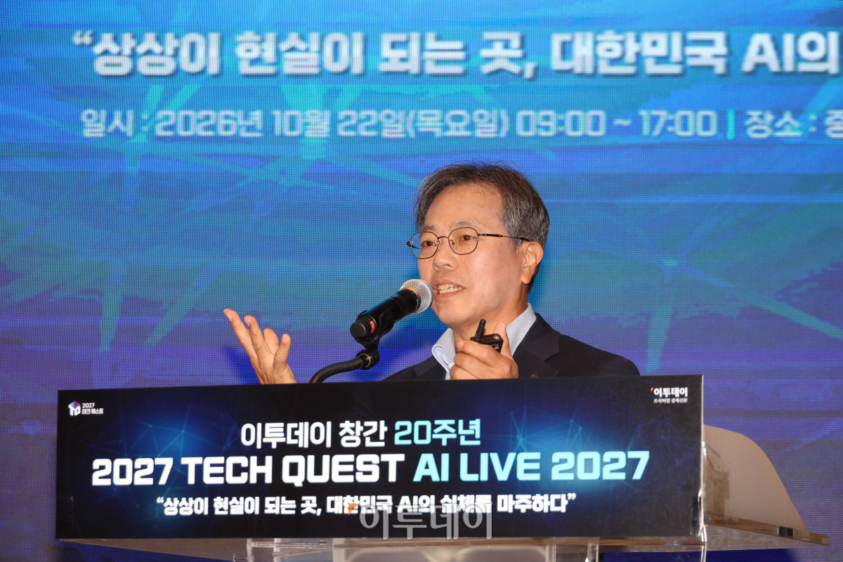 ▲장병탁 서울대 컴퓨터공학부 교수(투모로로보틱스 대표)가 22일 서울 여의도 중소기업중앙회에서 열린 ‘2027 테크 퀘스트(TECH QUEST)-AI LIVE 2027’에서 ‘피지컬 AI 혁명: 가상에서 현실로’를 주제로 기조연설을 하고 있다. 고이란 기자 photoeran@