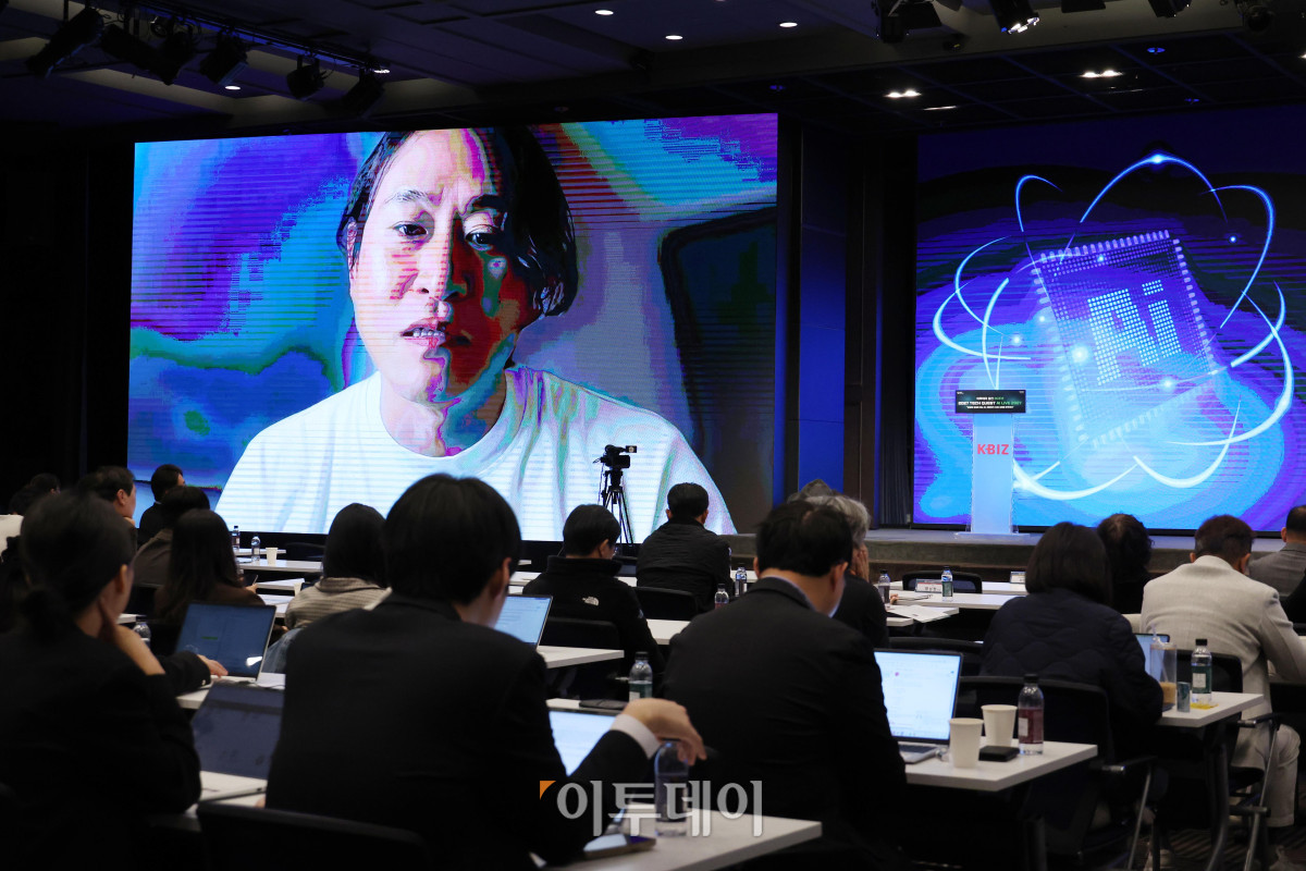 ▲22일 서울 여의도 중소기업중앙회에서 열린 ‘2027 테크 퀘스트(TECH QUEST)-AI LIVE 2027’에서 백준호 퓨리오사 AI CEO가 ‘엔비디아 패권을 넘어: K-AI 반도체와 AX 생태계 전략’을 주제로 K-AI 풀스택(Full-Stack) 생태계 좌담회를 하고 있다. 고이란 기자 photoeran@