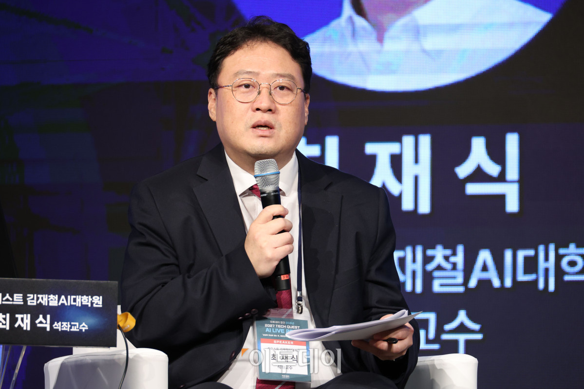 ▲22일 서울 여의도 중소기업중앙회에서 열린 ‘2027 테크 퀘스트(TECH QUEST)-AI LIVE 2027’에서 좌장을 맡은 최재식 김재철 카이스트  AI대학원 석좌교수가 ‘엔비디아 패권을 넘어: K-AI 반도체와 AX 생태계 전략’을 주제로 K-AI 풀스택(Full-Stack) 생태계 좌담회를 하고 있다. 고이란 기자 photoeran@