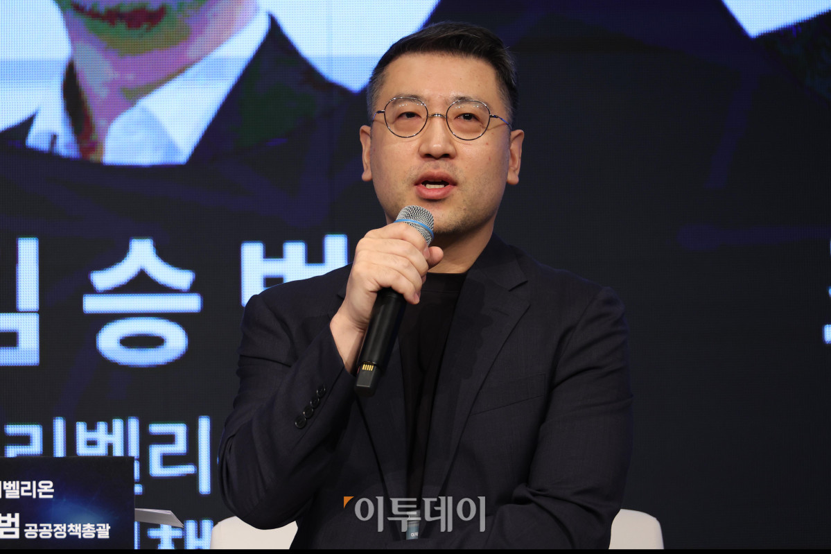▲22일 서울 여의도 중소기업중앙회에서 열린 ‘2027 테크 퀘스트(TECH QUEST)-AI LIVE 2027’에서 김승범 리벨리온 공공정책총괄이 ‘엔비디아 패권을 넘어: K-AI 반도체와 AX 생태계 전략’을 주제로 K-AI 풀스택(Full-Stack) 생태계 좌담회를 하고 있다. 고이란 기자 photoeran@