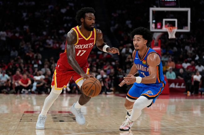 ▲15일(현지시간) 미국 텍사스주 휴스턴에서 열린 NBA 프리시즌 오클라호마시티 선더와의 경기 3쿼터 도중, 휴스턴 로키츠의 타리 이슨이 수비를 피해 돌파를 시도하고 있다. (AP/연합뉴스)