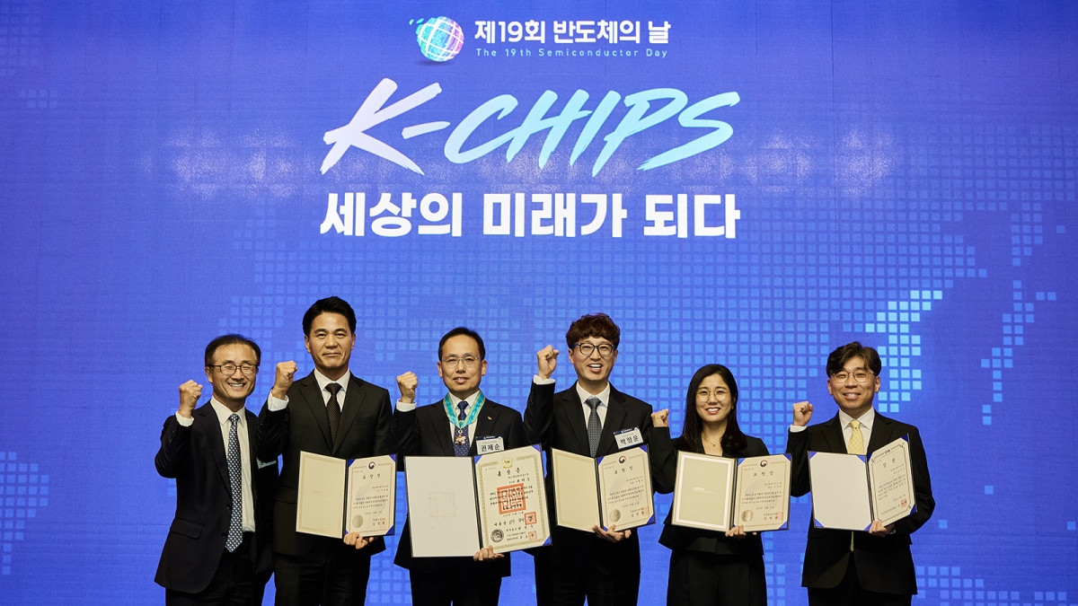 ▲(왼쪽부터) SK하이닉스 송현종 사장(Corporate Center), 이승철 TL(기반기술센터), 권재순 부사장(M&T 부문장), 박형윤 팀장(M&T), 김보연 팀장(DRAM 개발), 성문수 팀장(NAND 개발) (사진제공=SK하이닉스)