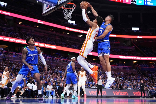 ▲21일(현지시간) 미국 플로리다주 올랜도 기아 센터에서 열린 NBA 경기 1쿼터, 애틀랜타 호크스 제일런 존슨이 올랜도 매직 트리스탄 다 실바의 수비를 뚫고 슛을 시도하고 있다. (AFP/연합뉴스)