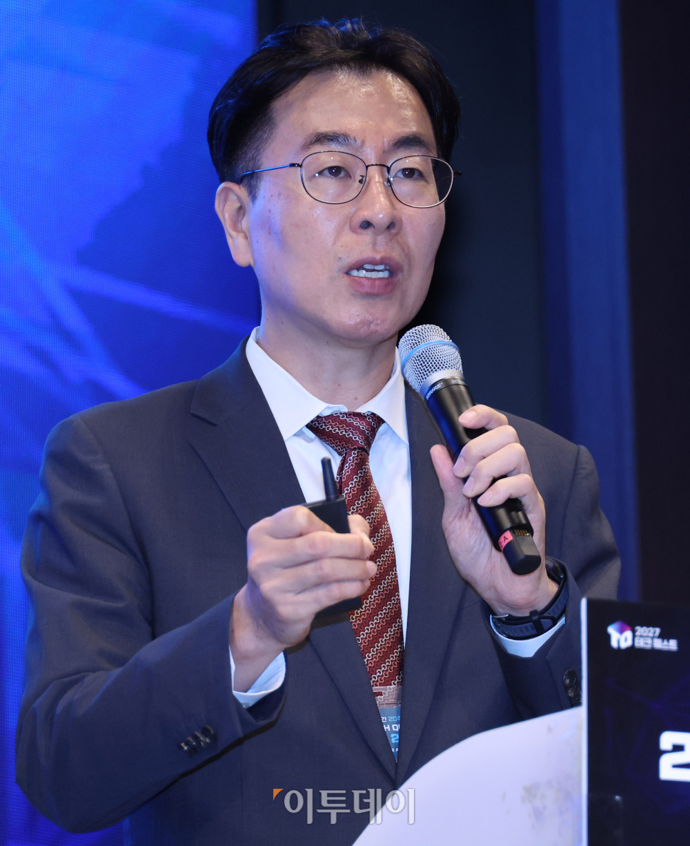 ▲김영옥 HD현대 상무(CAIO)가 22일 서울 여의도 중소기업중앙회에서 열린 ‘2027 테크 퀘스트(TECH QUEST)-AI LIVE 2027’에서 ‘제조 AI를 향한 여정’을 주제로 K-AX 리얼 로드맵 발표를 하고 있다. 고이란 기자 photoeran@