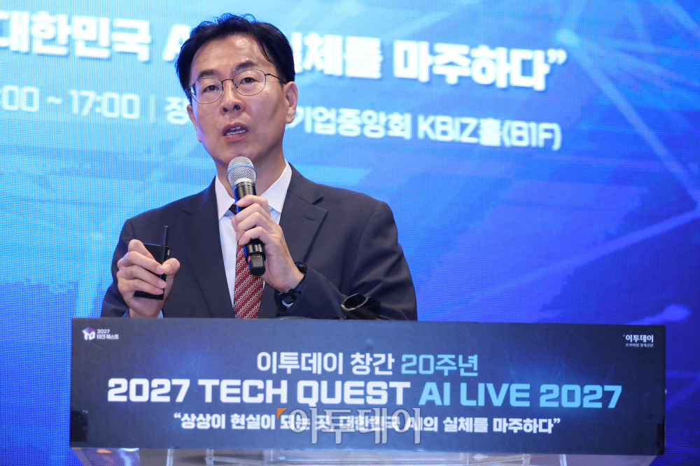 ▲김영옥 HD현대 상무(CAIO)가 22일 서울 여의도 중소기업중앙회에서 열린 ‘2027 테크 퀘스트(TECH QUEST)-AI LIVE 2027’에서 ‘제조 AI를 향한 여정’을 주제로 K-AX 리얼 로드맵 발표를 하고 있다. 고이란 기자 photoeran@