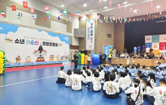 ▲17일 서울 중구구민회관에서 열린 ‘소년 이순신 명량운동회’에서 김두량 신세계디에프 CSR팀장이 참가 아동과 학부모들에게 응원의 메시지를 전하고 있다. (사진제공=신세계디에프)
