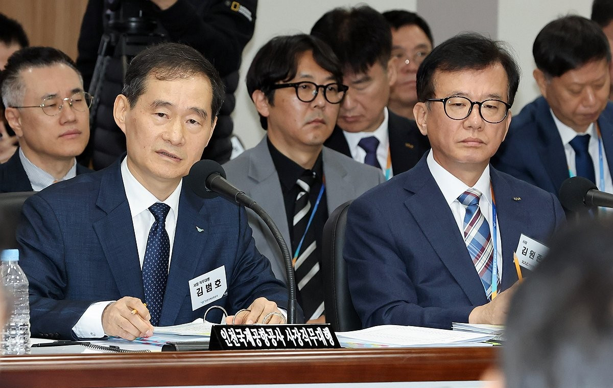 ▲김범호 인천공항공사 사장 직무대행(왼쪽)과 김원준 한국공항공사 사장이 22일 인천 영종도 인천공항공사에서 열린 국토교통위원회의 국정감사에서 의원 질의에 답하고 있다. (연합뉴스)