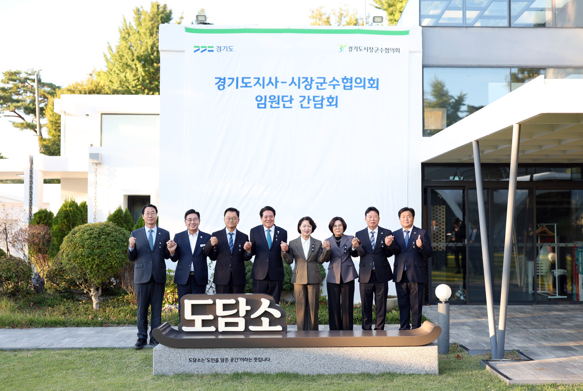▲추미애 경기도지사가 21일 오후 경기도청 도담소에서 열린 경기도시장군수협의회 임원단과의 첫 간담회에서 2027년도 예산 편성 방향을 설명하고 있다. 추 지사는 이 자리에서 지방채를 발행 한도까지 활용하더라도 내년도 재원이 1조원 이상 부족하다고 밝혔다. (경기도)