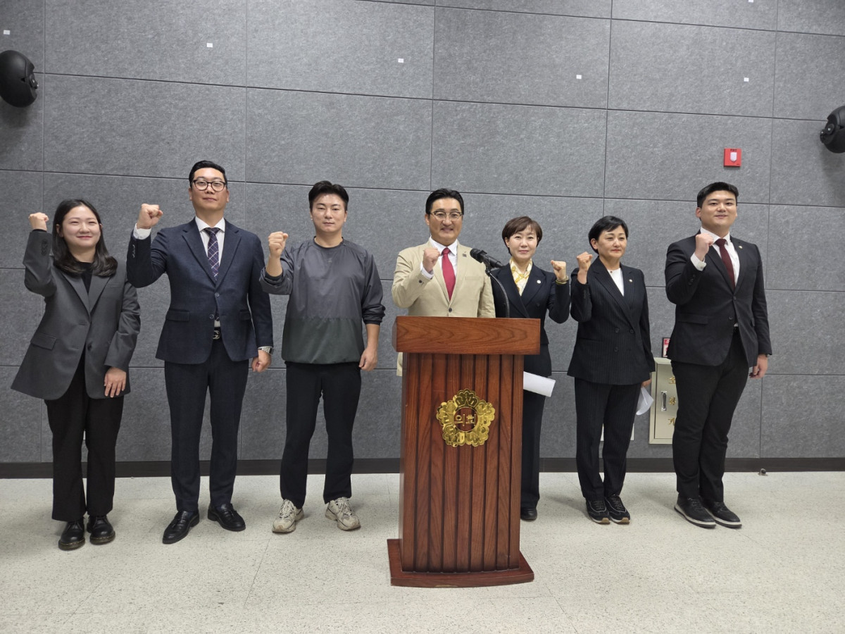 ▲김도훈 국민의힘 수원병 당원협의회 위원장과 정옥선·홍은철·김정선 수원특례시의원, 경기남부광역철도수원시청역 추진위원회 관계자들이 22일 수원특례시의회 브리핑룸에서 경기남부광역철도의 제5차 국가철도망 구축계획 반영과 수원시청역 경유 가능성 검토를 촉구하고 있다. (경기남부광역철도수원시청역 추진위원회)