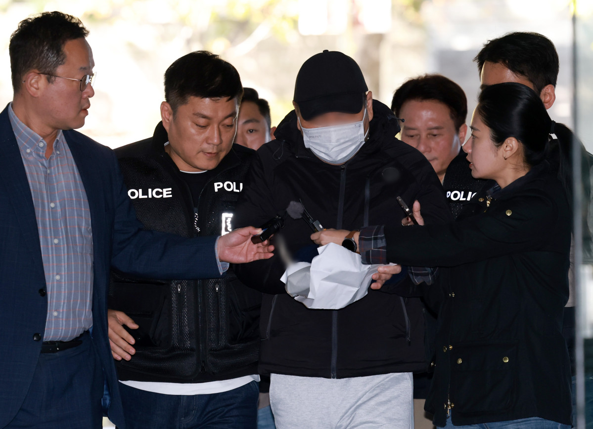 ▲서울 강남구 역삼동 건물 2곳에 불을 지른 혐의를 받는 70대 남성 A씨가 22일 오후 서울 서초구 서울중앙지방법원에서 진행되는 구속 전 피의자 심문(영장실질심사)에 출석하고 있다. (뉴시스)