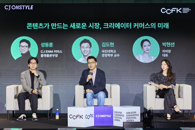 ▲22일 서울 코엑스에서 열린 ‘크리에이터 커머스 페스티벌 코리아(CCFK) 2026’ 미디어 데이에서 게스트 토크가 진행되고 있다. 왼쪽부터 성동훈 CJ ENM 커머스부문 플랫폼본부장, 김도현 국민대 경영학부 교수, 박현선 라비앙 대표. (사진제공=CJ온스타일)