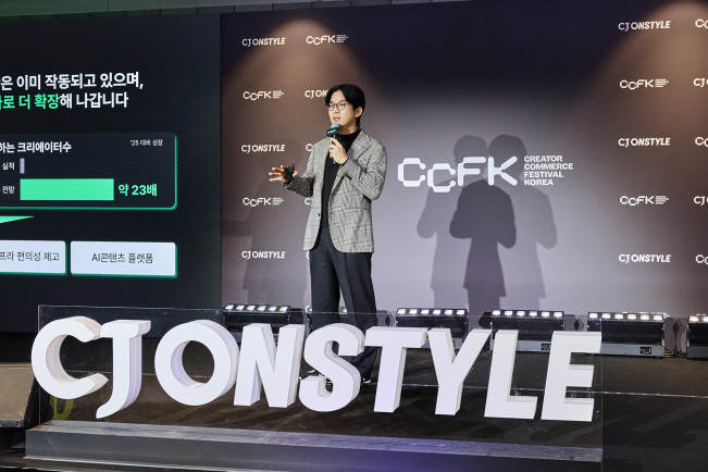 ▲22일 서울 코엑스에서 열린 ‘크리에이터 커머스 페스티벌 코리아(CCFK) 2026’ 미디어 데이에서 성동훈 CJ ENM 커머스부문 플랫폼본부장이 전략을 발표하고 있다. (사진제공=CJ온스타일)