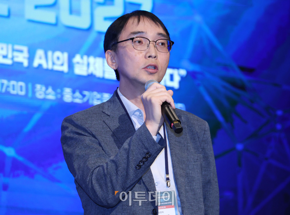 ▲황일권  삼성전자 생산기술연구소 스마트팩토리센터장이 22일 서울 여의도 중소기업중앙회에서 열린 ‘2027 테크 퀘스트(TECH QUEST)-AI LIVE 2027’에서 글로벌 이노베이터 강연을 하고 있다. 고이란 기자 photoeran@