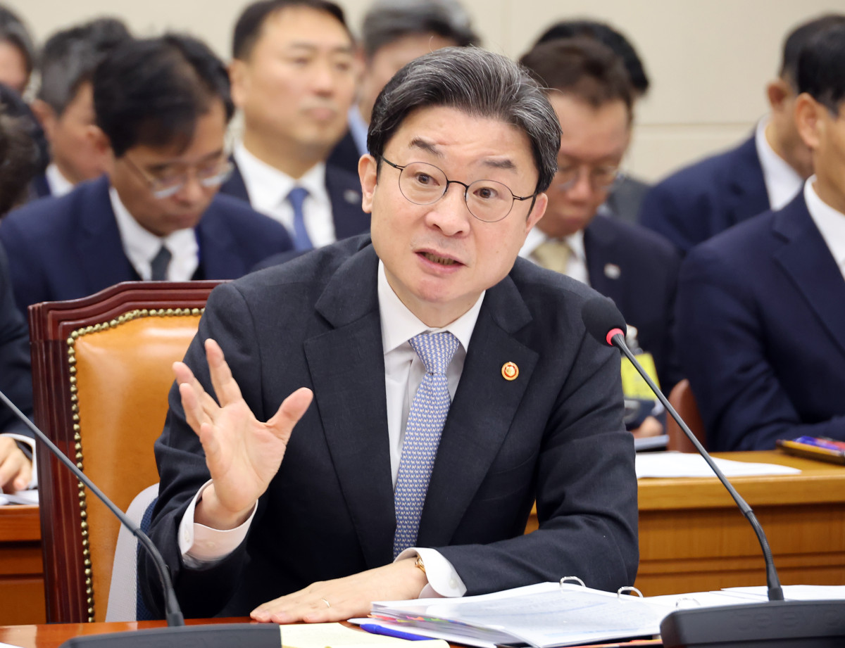 ▲이억원 금융위원장이 22일 국회에서 열린 정무위원회 국정감사에서 위원 질문에 답하고 있다. (사진제공=연합뉴스)