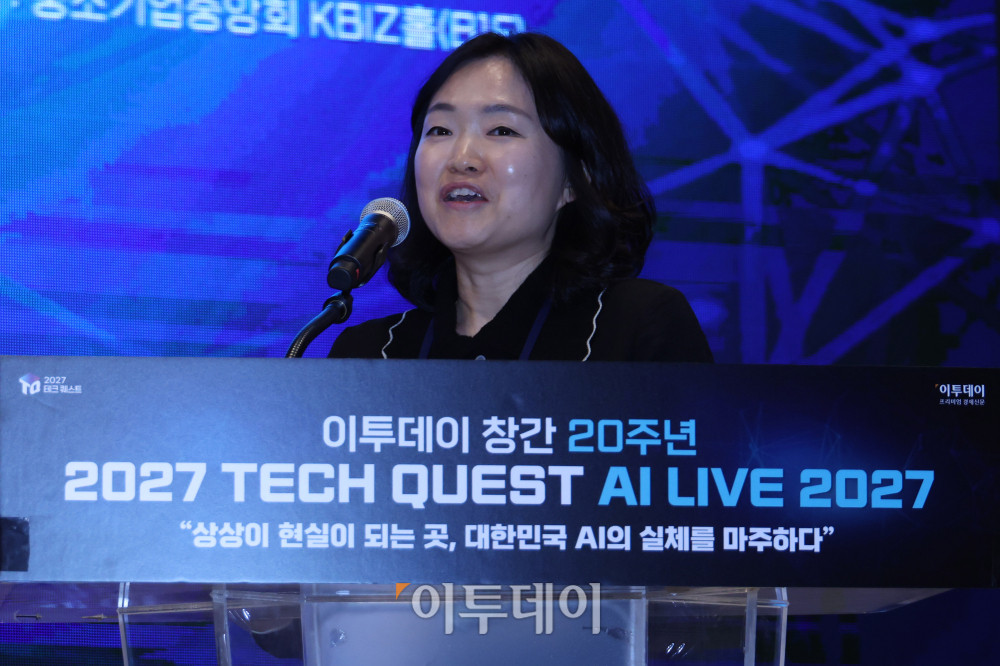 ▲정은진 SK하이닉스 디지털 트윈 팀장이 22일 서울 여의도 중소기업중앙회에서 열린 ‘2027 테크 퀘스트(TECH QUEST)-AI LIVE 2027’에서 글로벌 이노베이터 강연을 하고 있다. 고이란 기자 photoeran@