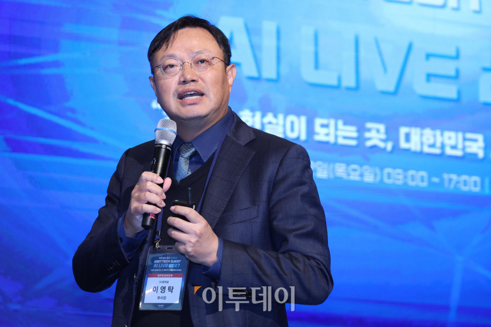 ▲이영탁 SK텔레콤 AI정책연구원 겸 AI DC 통합추진단 부사장이 22일 서울 여의도 중소기업중앙회에서 열린 ‘2027 테크 퀘스트(TECH QUEST)-AI LIVE 2027’에서 글로벌 이노베이터 강연을 하고 있다. 고이란 기자 photoeran@