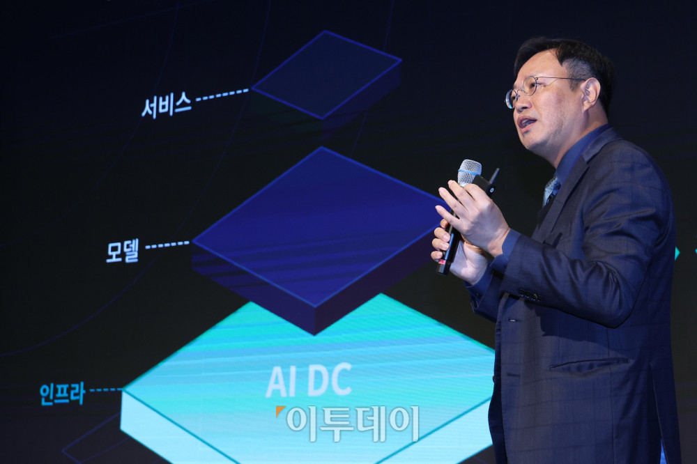▲이영탁 SK텔레콤 AI정책연구원 겸 AI DC 통합추진단 부사장이 22일 서울 여의도 중소기업중앙회에서 열린 ‘2027 테크 퀘스트(TECH QUEST)-AI LIVE 2027’에서 글로벌 이노베이터 강연을 하고 있다. 고이란 기자 photoeran@