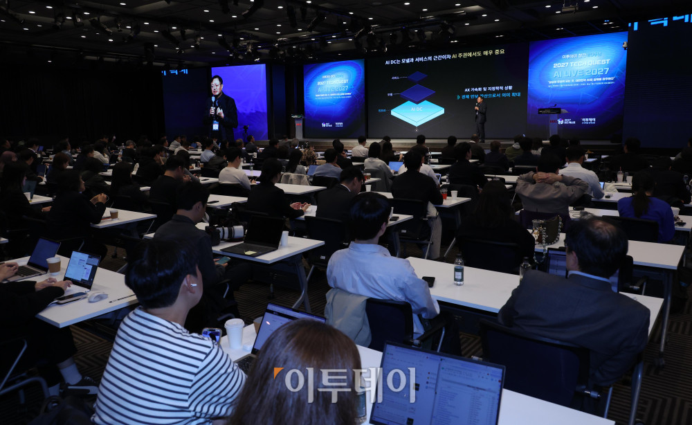 ▲이영탁 SK텔레콤 AI정책연구원 겸 AI DC 통합추진단 부사장이 22일 서울 여의도 중소기업중앙회에서 열린 ‘2027 테크 퀘스트(TECH QUEST)-AI LIVE 2027’에서 글로벌 이노베이터 강연을 하고 있다. 고이란 기자 photoeran@