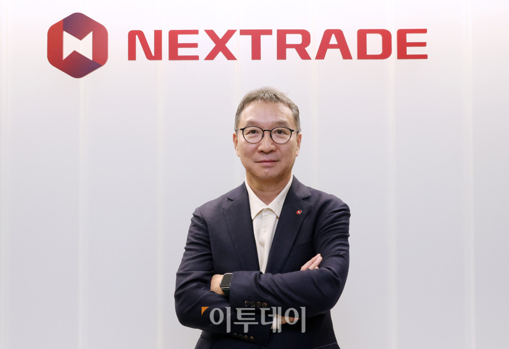 ▲김학수 넥스트레이드 대표가 서울 영등포구 한국금융투자협회에 위치한 사무실에서 포즈를 취하고 있다. 고이란 기자 photoeran@ (이투데이DB)