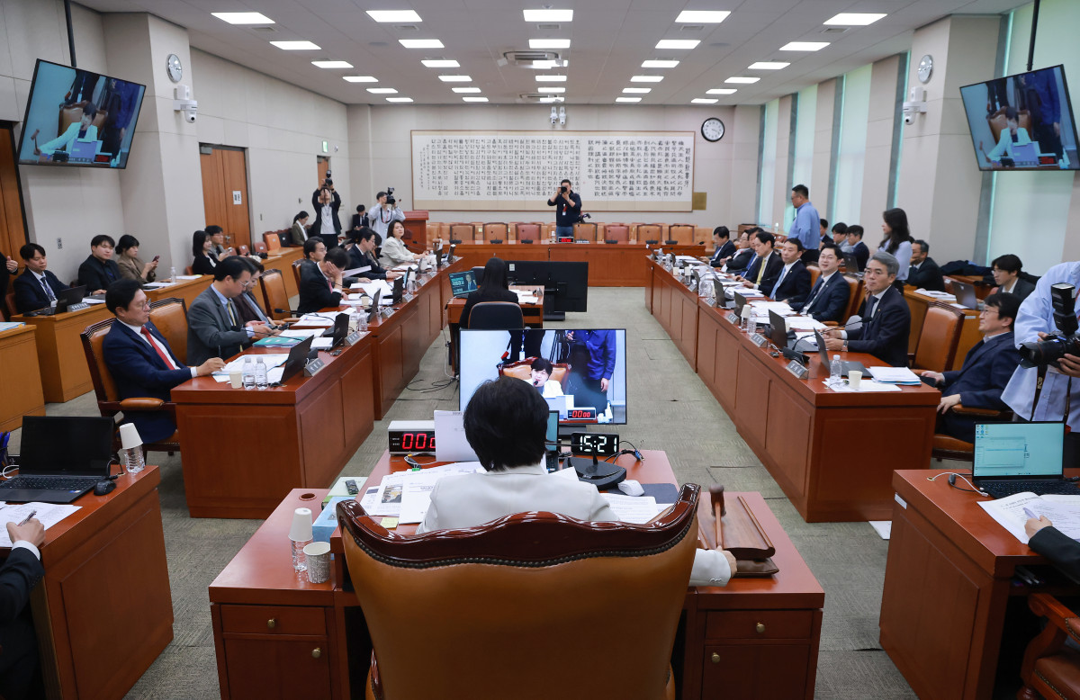▲22일 국회 법제사법위원회 전체회의에서 위원장인 더불어민주당 서영교 의원이 최길수 특별감찰관 후보자 인사청문 경과 보고서를 처리한 뒤 산회를 선언하고 있다. 사진=연합뉴스