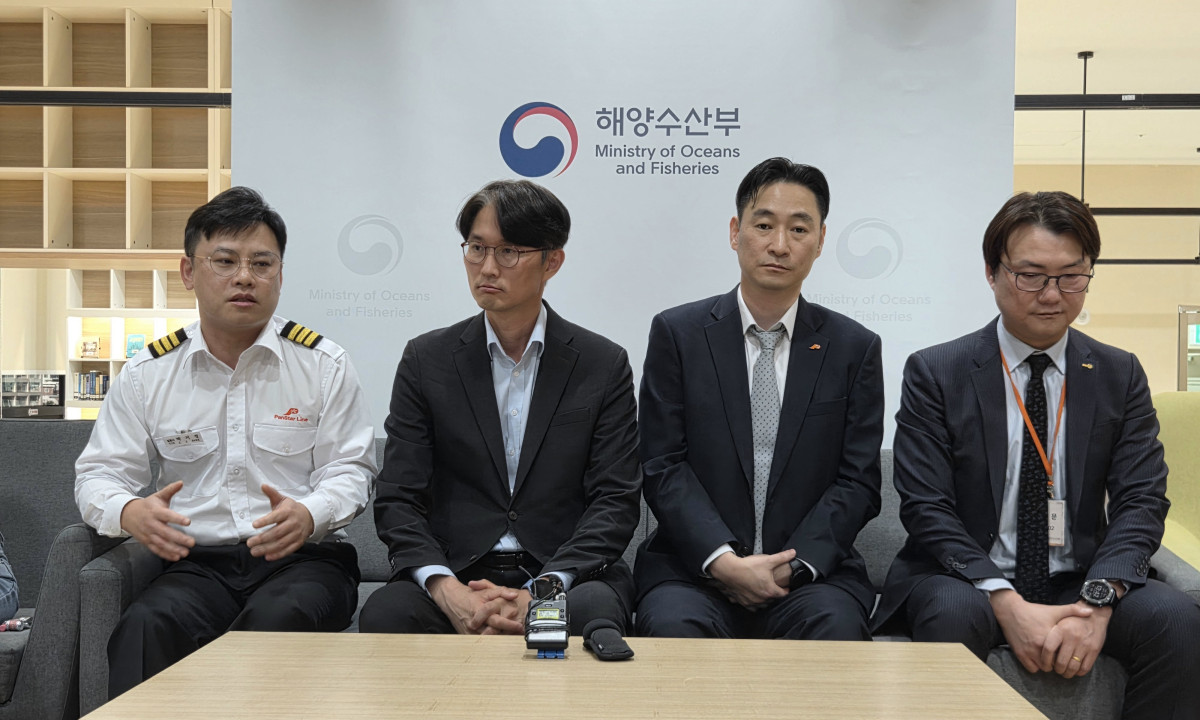▲22일 해양수산부 부산청사에서 북극항로 관련 관계자들이 기자간담회를 하고 있다.  사진 왼쪽부터 박지정 팬스타트리 부장(1등 항해사), 오행록 북극항로추진본부 부본부장, 김정달 팬스타라인닷컴 이사, 권영태 한국해양수산연수원 교수. (사진제공=해양수산부)