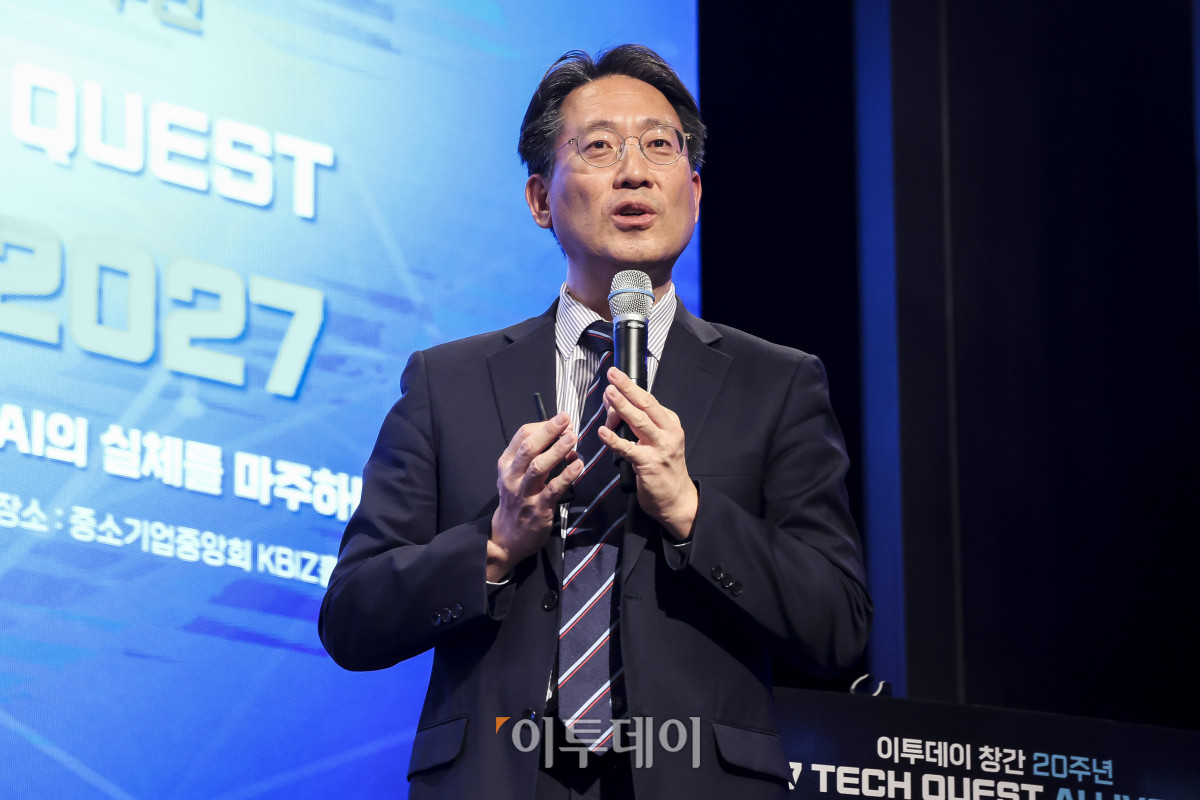 ▲이진수 과학기술정보통신부 인공지능 정책 기획관이 22일 서울 여의도 중소기업중앙회에서 열린 ‘2027 테크 퀘스트(TECH QUEST)-AI LIVE 2027’에서 2027 AI 영토확장플랜 발표를 하고 있다. 고성준 기자 joonko1@