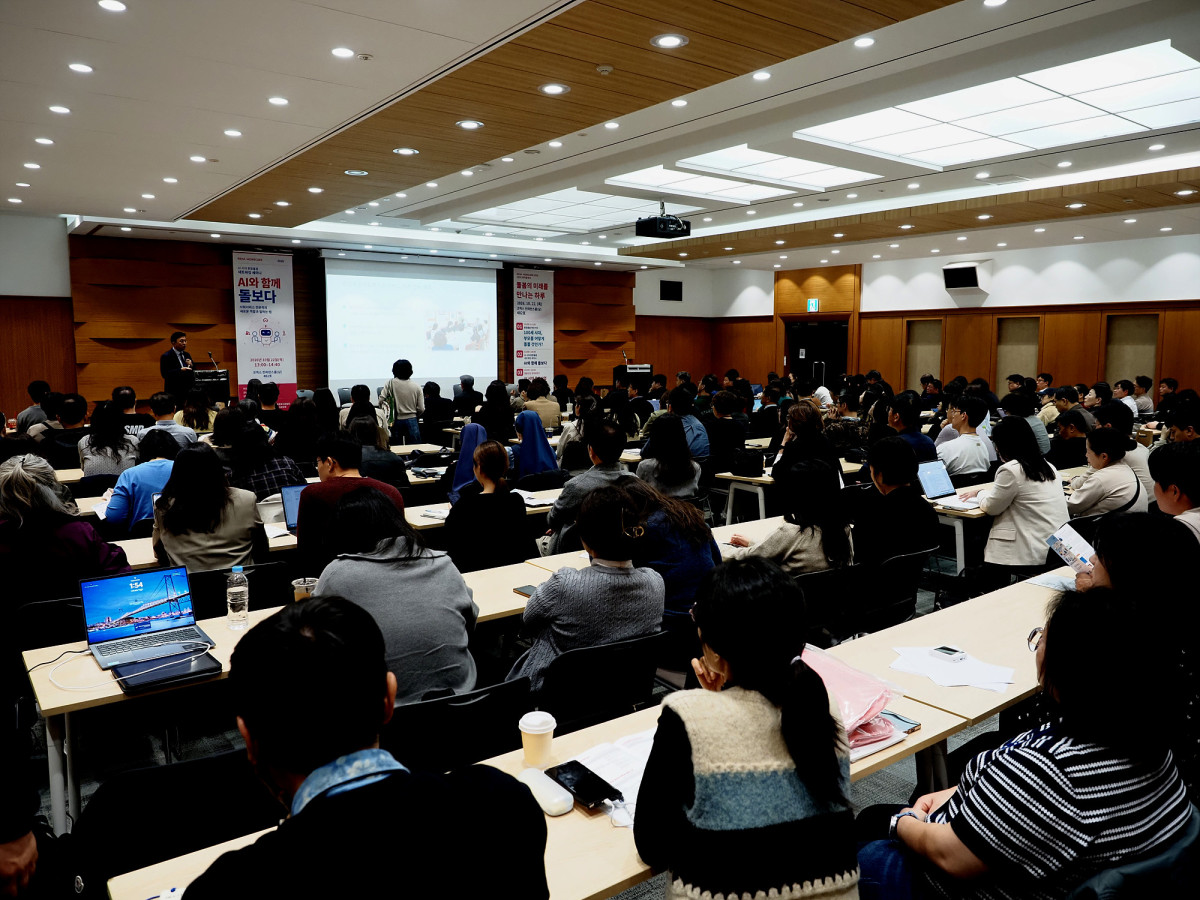 ▲조준배 강남종합사회복지관 관장이 22일 서울 코엑스에서 열린 ‘AI 시대 통합돌봄 네트워킹 세미나’에서 인공지능 기술과 사회복지사의 전문적 판단을 결합한 ‘SMART 통합돌봄 지원센터’ 운영 사례를 발표하고 있다.(이준호 기자)