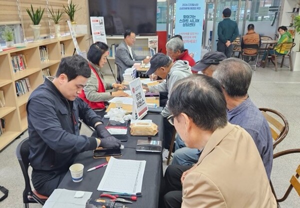 ▲전남광주특별시 장흥군 노인복지관이 디지털 기기와 비대면 서비스 등 찾아가는 시니어 상담. (장흥군)