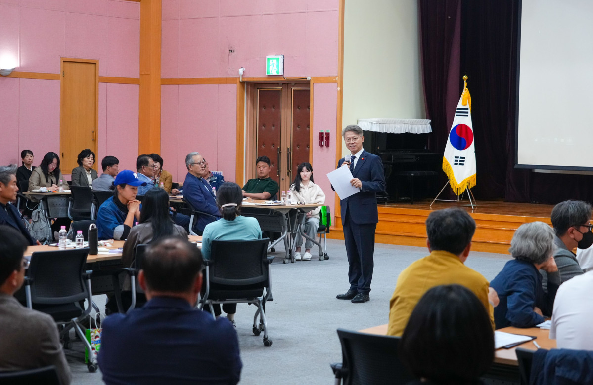▲전남광주통합특별시가 22일 서구 치평동 일가정양립지원본부에서 '2026 공약평가 시민배심원단' 첫 회의를 열고 있다. (사진제공=전남광주통합특별시)