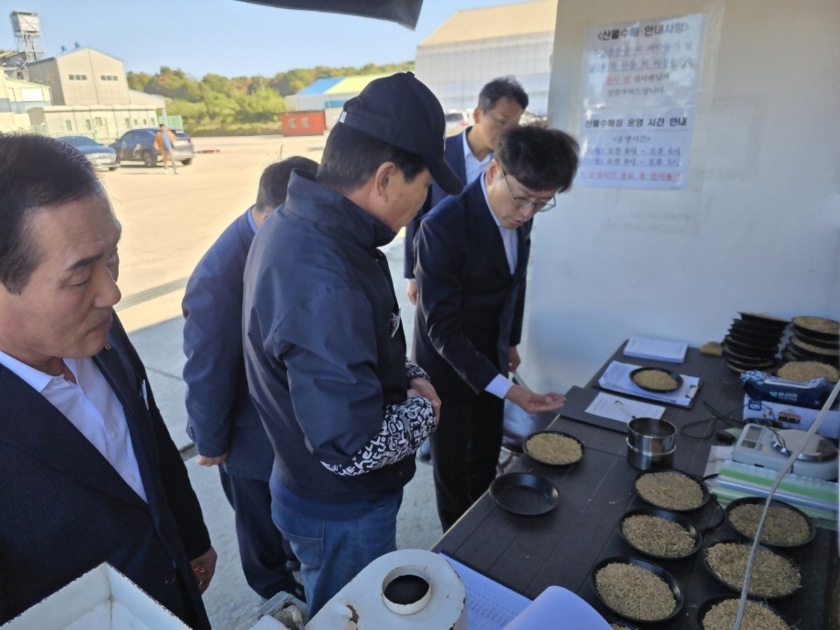 ▲농협 관계자들이 22일 본격적인 벼 수확기를 맞아 수매현장을 찾아 수매 상황을 점검하고 있다. (사진제공=농협 전남본부)