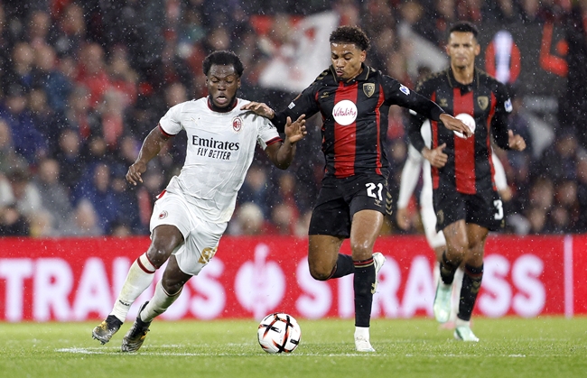 ▲22일(현지시간) 영국 본머스에서 열린 AFC 본머스와 AC 밀란의 UEFA 유로파리그 리그 페이즈 경기 중, 본머스의 아민 아들리(오른쪽)가 AC 밀란의 유누스 무사와 맞서 경기를 펼치고 있다.ㅍ (EPA/연합뉴스)