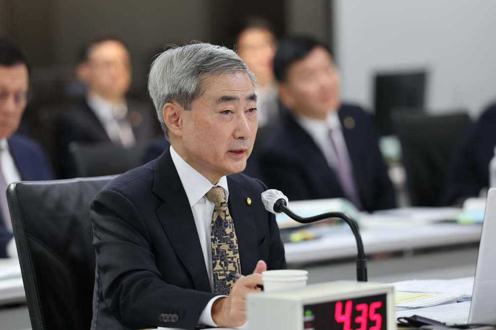 ▲신현송 한국은행 총재가 12일 서울 한국은행에서 열린 재정경제기획위원회 국정감사에서 위원 질의에 답변하고 있다. 고성준 기자 joonko1@ (이투데이DB)