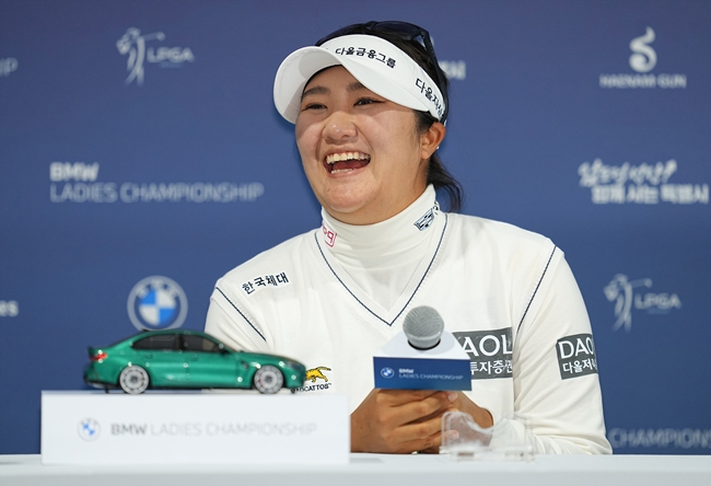▲기자회견하는 유해란. (사진제공=BMW 레이디스 챔피언십 대회조직위원회)