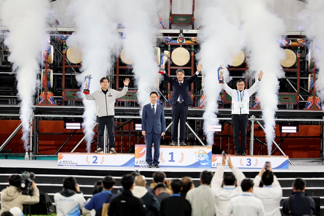 ▲22일 제주도 서귀포시 제주월드컵경기장에서 열린 제107회 전국체육대회 폐회식에서 시상식이 진행되고 있다. (연합뉴스)