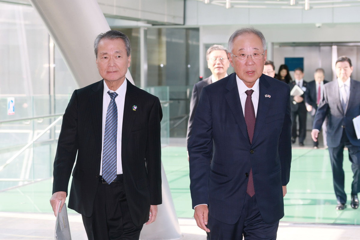 ▲류진 한국경제인협회 회장과 츠츠이 요시노부 경단련 회장이 23일 FKI타워 컨퍼런스센터에서 열린 ‘제33회 한일재계회의’에 참석하고 있다. '새로운 60년의 서막, 한일 경제협력의 New Horizon'을 주제로 열린 이번 회의에서는 양국 경제 동향과 전망을 공유하고 국제 공조, 에너지·자원 안보, 지방 활성화 등 주요 현안에 대한 협력 방안이 집중 논의됐다. (한경협)