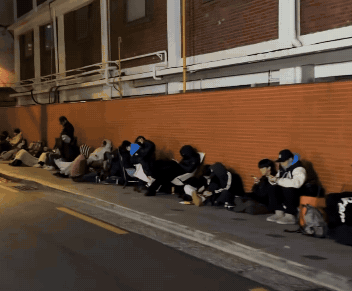 ▲22일 서울 성동구 성수동 '스카이라크(SKYLRK)' 팝업스토어 앞에서 새벽부터 방문객들이 개장을 기다리며 줄을 서 있는 모습. (뉴시스)