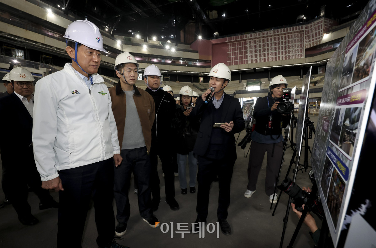 ▲오세훈 서울시장이 23일 오전 서울 도봉구 창동 복합문화시설 서울아레나 공사 현장을 방문해 진행 상황 등을 점검하고 있다. 이날 오 시장은 서울아레나 공사 현장을 점검하고 창동역 일대 상권가를 둘러본다. 서울아레나는 공연 전문 복함문화시설로 최대 2만 8천 명을 수용할 수 있는 공연장과 7천 명 규모 중형 공연장 등이 들어선다. 고성준 기자 joonko1@
