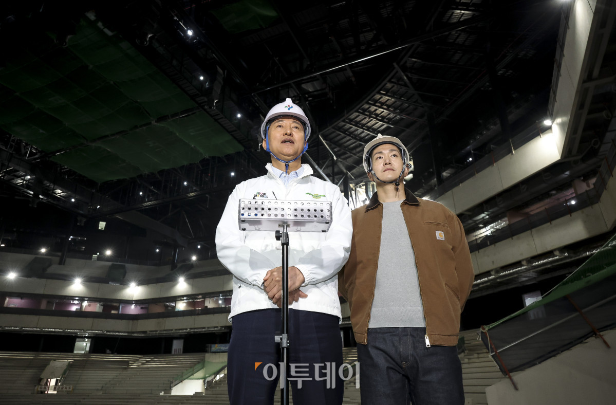 ▲오세훈 서울시장이 23일 오전 서울 도봉구 창동 복합문화시설 서울아레나 공사 현장을 방문해 진행 상황 등 점검을 마친 뒤 발언하고 있다. 이날 오 시장은 서울아레나 공사 현장을 점검하고 창동역 일대 상권가를 둘러본다. 서울아레나는 공연 전문 복함문화시설로 최대 2만 8천 명을 수용할 수 있는 공연장과 7천 명 규모 중형 공연장 등이 들어선다. 고성준 기자 joonko1@