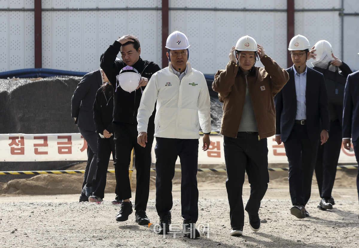 ▲오세훈 서울시장이 23일 오전 서울 도봉구 창동 복합문화시설 서울아레나 공사 현장을 방문하고 있다. 이날 오 시장은 서울아레나 공사 현장을 점검하고 창동역 일대 상권가를 둘러본다. 서울아레나는 공연 전문 복함문화시설로 최대 2만 8천 명을 수용할 수 있는 공연장과 7천 명 규모 중형 공연장 등이 들어선다. 고성준 기자 joonko1@