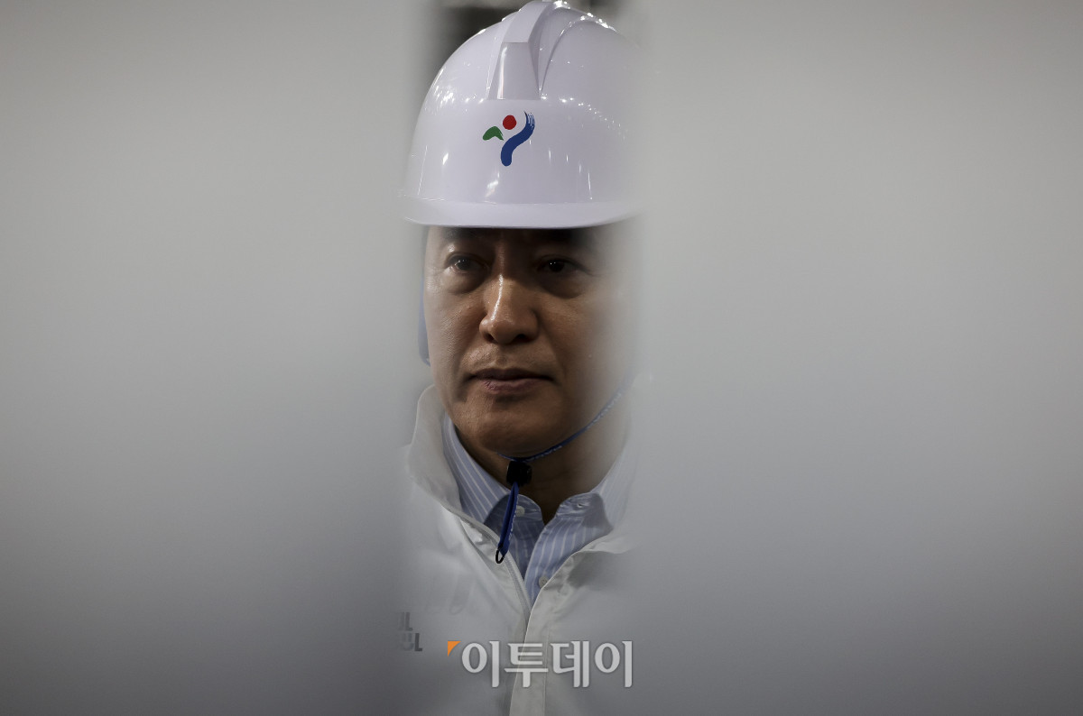 ▲오세훈 서울시장이 23일 오전 서울 도봉구 창동 복합문화시설 서울아레나 공사 현장을 방문해 진행 상황 등을 점검하고 있다. 이날 오 시장은 서울아레나 공사 현장을 점검하고 창동역 일대 상권가를 둘러본다. 서울아레나는 공연 전문 복함문화시설로 최대 2만 8천 명을 수용할 수 있는 공연장과 7천 명 규모 중형 공연장 등이 들어선다. 고성준 기자 joonko1@