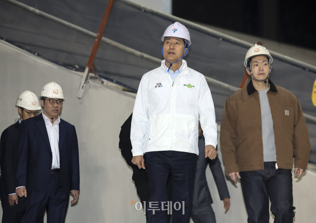▲오세훈 서울시장이 23일 오전 서울 도봉구 창동 복합문화시설 서울아레나 공사 현장을 방문해 진행 상황 등을 점검하고 있다. 이날 오 시장은 서울아레나 공사 현장을 점검하고 창동역 일대 상권가를 둘러본다. 서울아레나는 공연 전문 복함문화시설로 최대 2만 8천 명을 수용할 수 있는 공연장과 7천 명 규모 중형 공연장 등이 들어선다. 고성준 기자 joonko1@