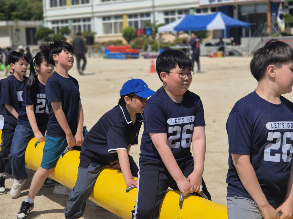 ▲구미 남계초등과 문성초등학교 학생들이 함께 체육활동을 펼치고 있다. (경북교육청)